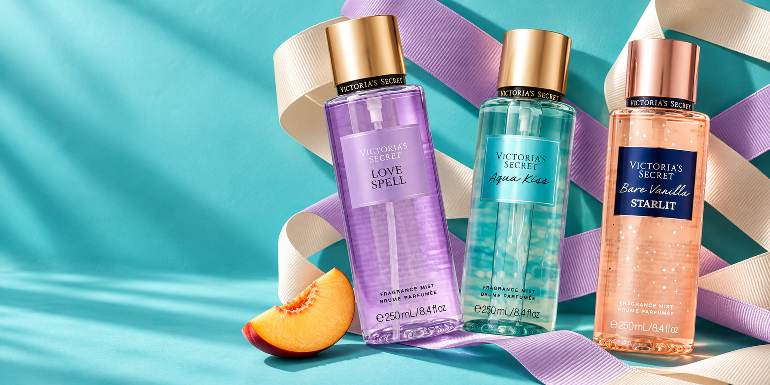 Love Spell, Aqua Kiss y Bare Vanilla Starlit de Victoria’s Secret entre cintas; dos body mists en celular