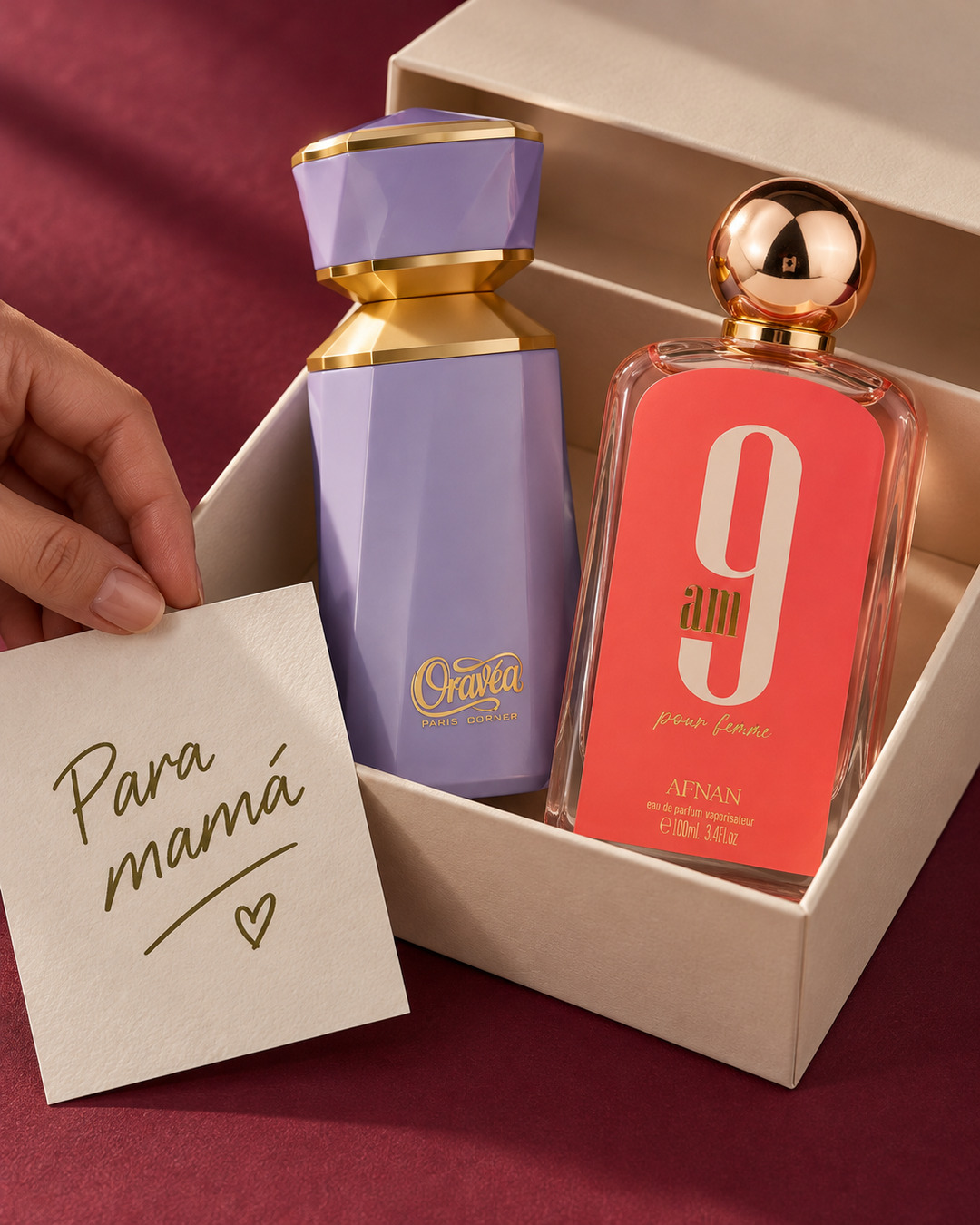 Oravea y 9AM Pour Femme en una caja de regalo con una tarjeta escrita para mamá